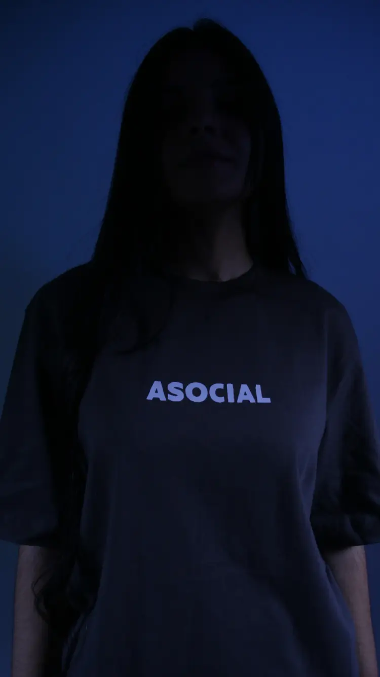 Camiseta Asocial Gris